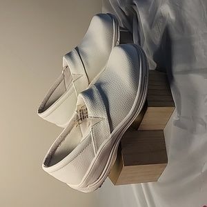 Laboratory slip resistant nurse shoes